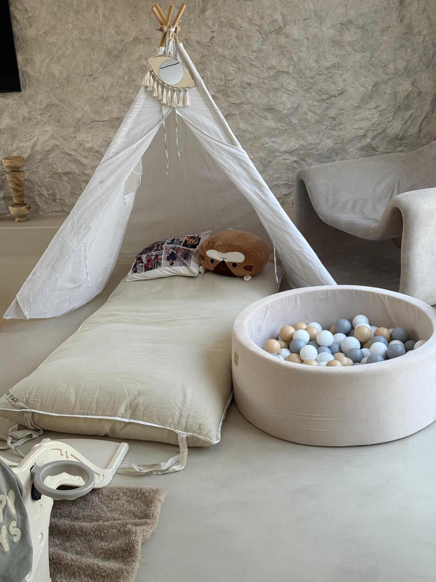 The GiGi Large Linen Floor Bed